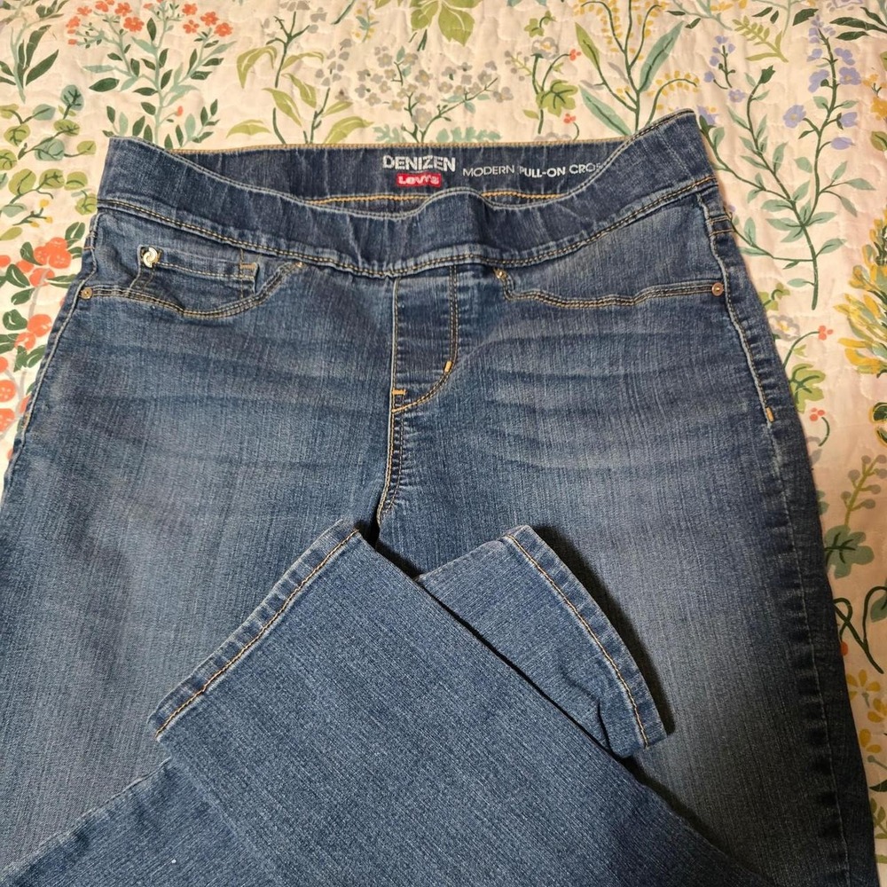 Denizen Levis Womens Modern Pull On Crop Jeans Medium Wash Blue Size 10 Stretch